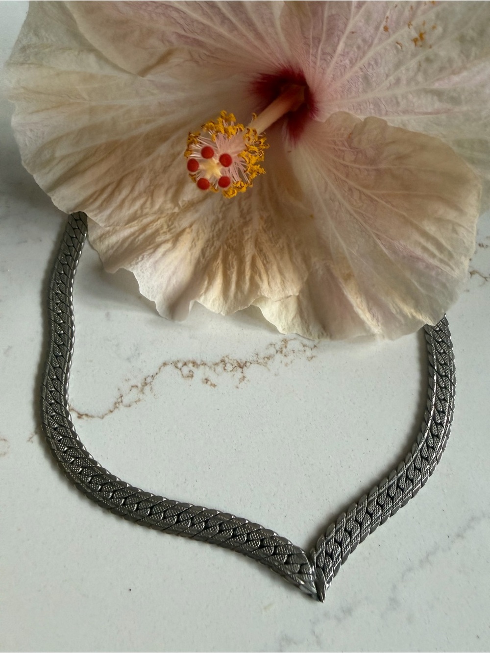 Silver woven chain short collar v necklace